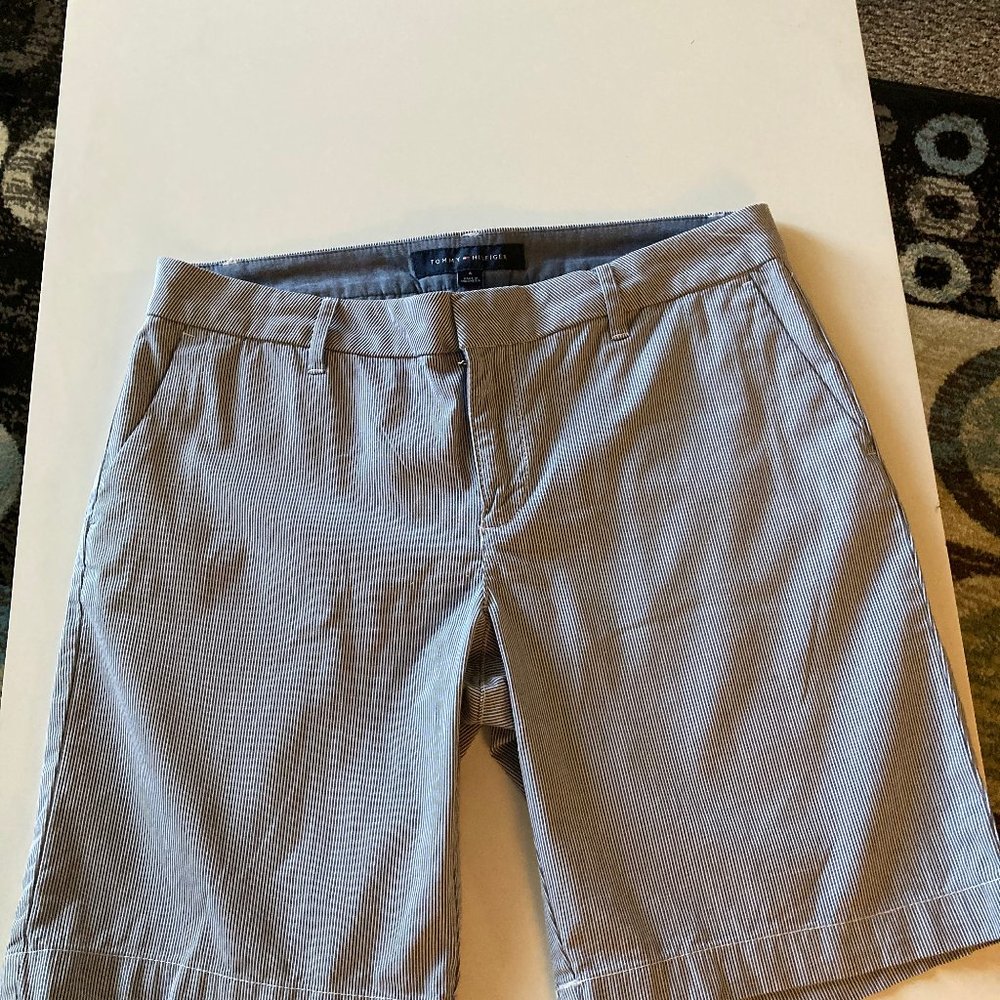 Tommy Hilfiger Women's Shorts Size 6 Blue White Striped Pockets Zip